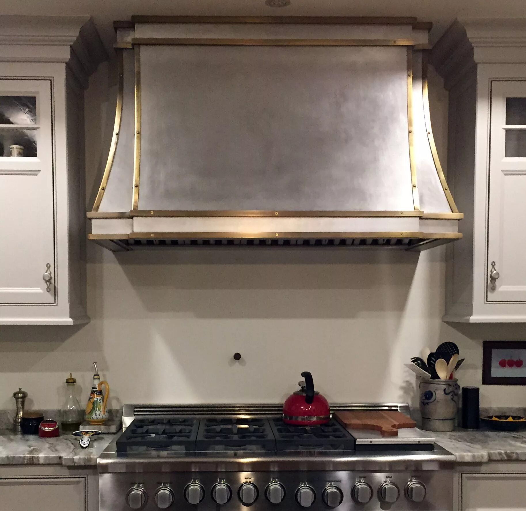 Плита без вытяжки фото Brass And Stainless Range Hood Kitchen range hood, Diy kitchen lighting, Best ki