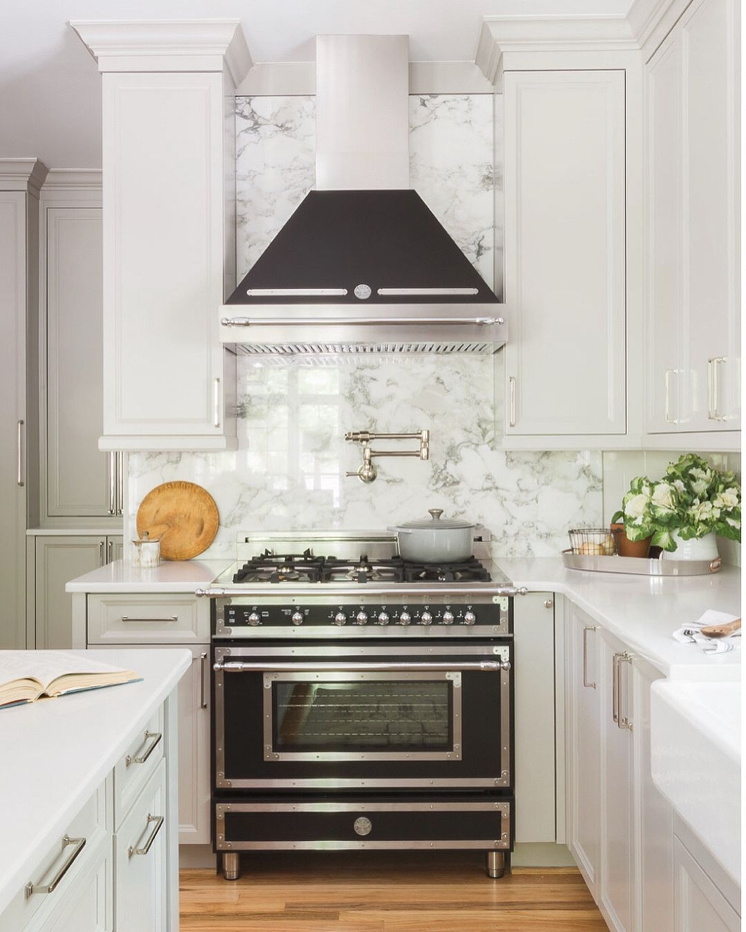 Плита без вытяжки фото Full height slab backsplash behind chimney hood Kitchen renovation, Kitchen desi