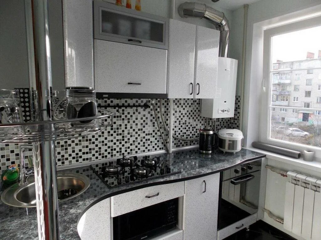 Плита и колонка в кухне фото Дизайн маленькой кухни 6 кв. в классическом стиле с газовой колонкой (18 фото)