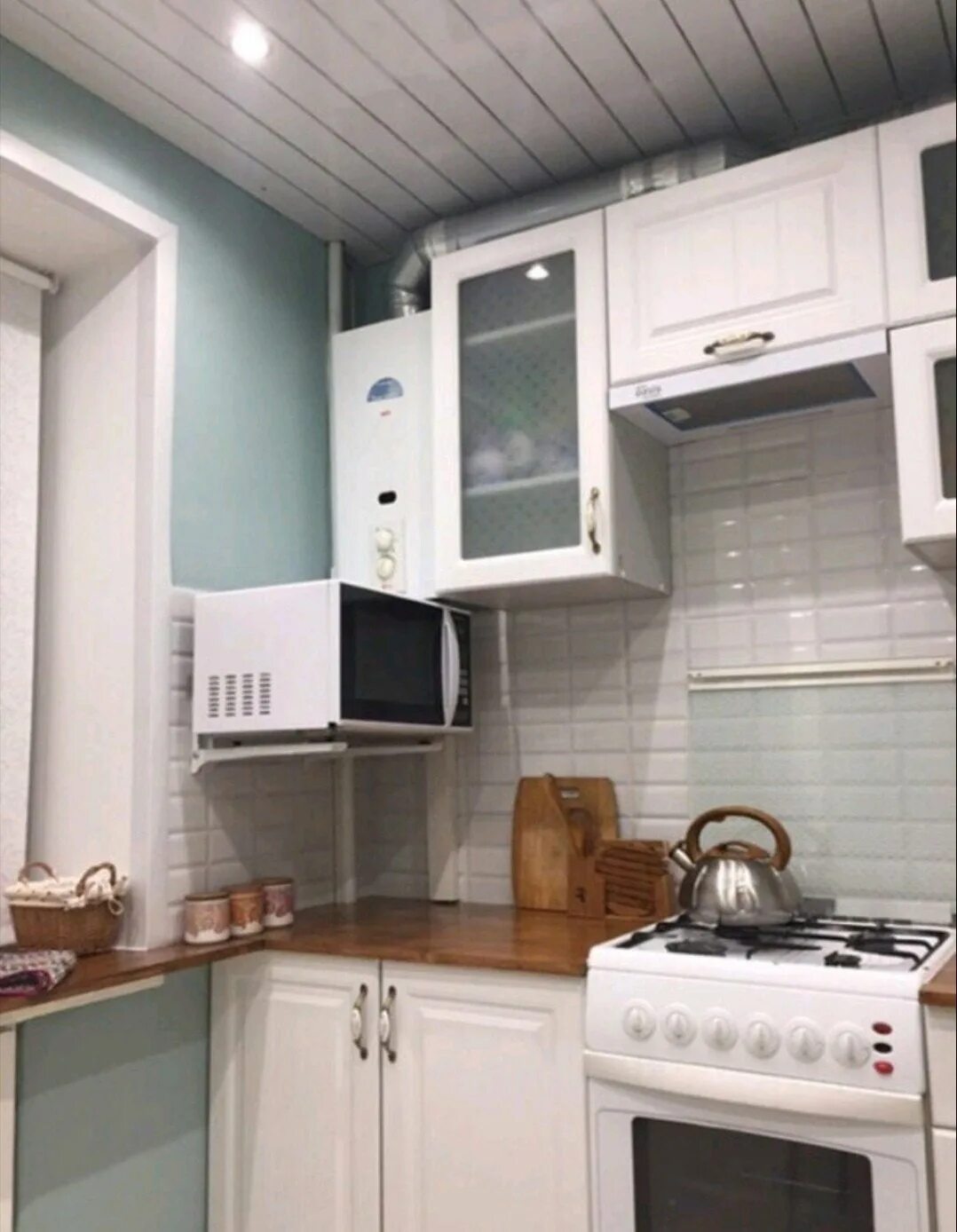 Плита и колонка в кухне фото Газовая колонка и вытяжка на кухне в хрущевке (Много фото!) - dizainmix.ru
