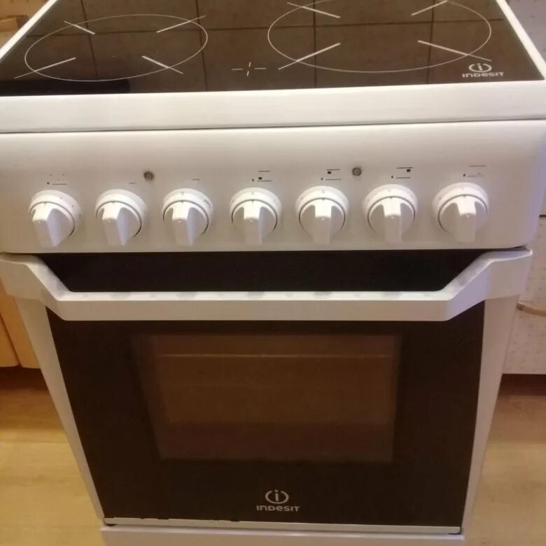 Плита индезит стеклокерамика фото Плита Indesit электрическая (керамика) с духовкой - купить в Новосибирске, цена 