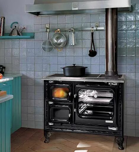 Плита на дровах фото Hearthstone Deva cast iron cook stove in high gloss black enamel. Cooks your foo