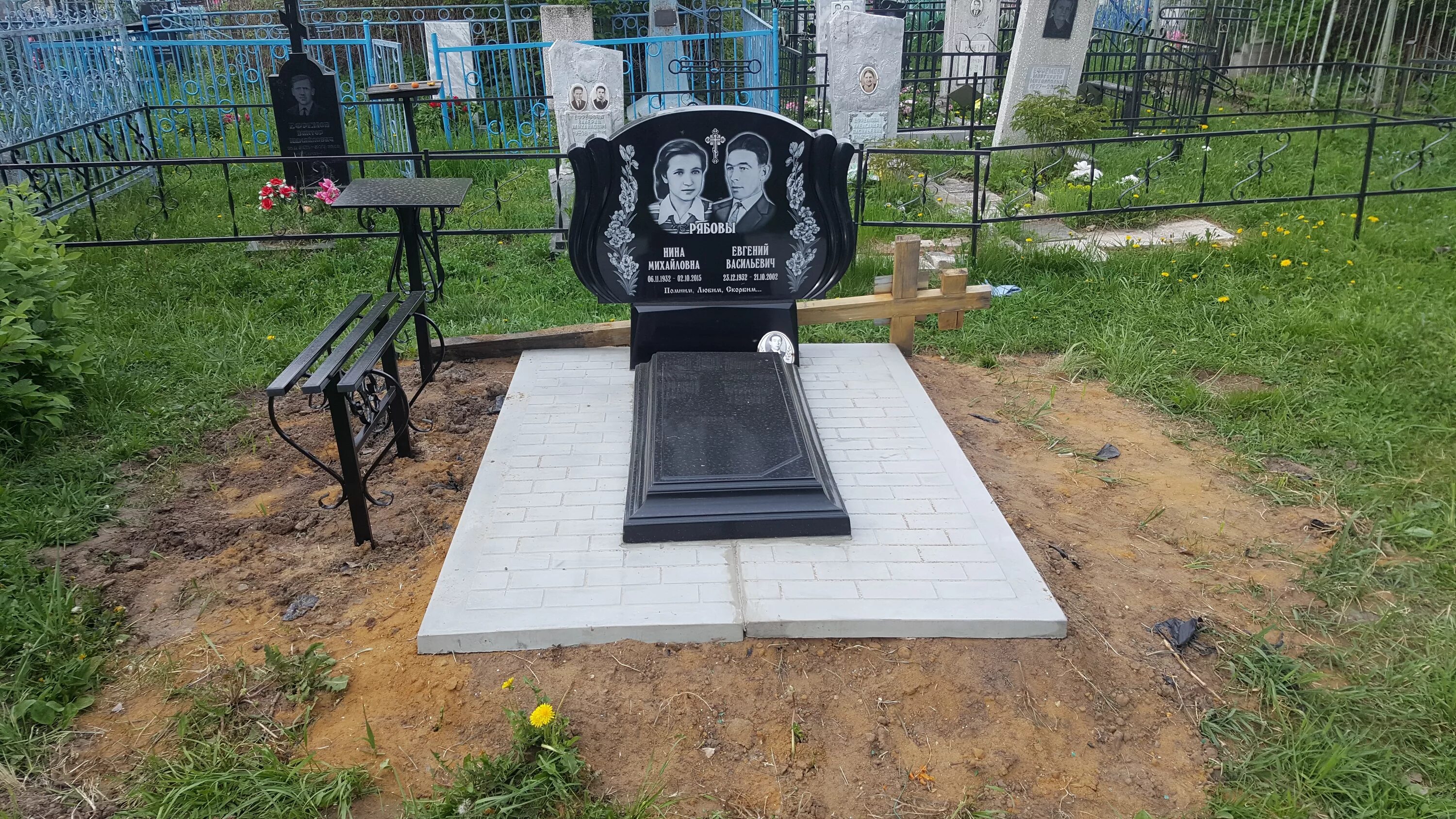 Плита на могиле фото с крестом Ритуальная служба в Дальнем Константиново - Благоустройство могил