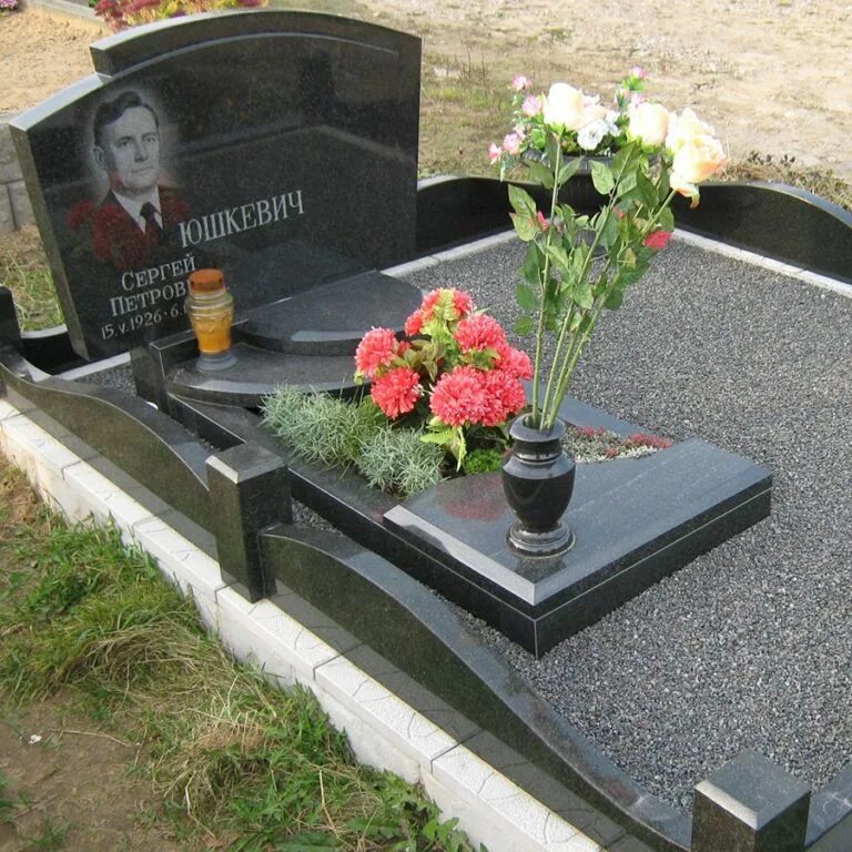 Плита на могилу из гранита фото Гравер на кладбище Мир Гранита