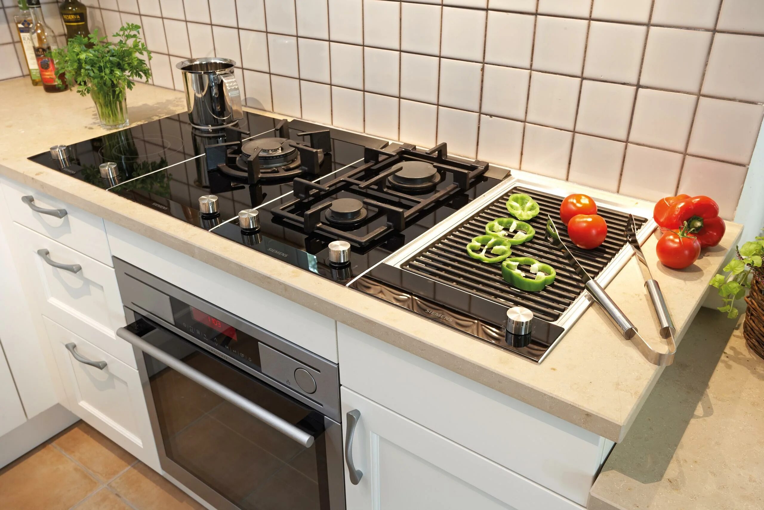 Плита рядом с фото Siemens Domino-Kochstelle #küche #altbau #rustikal ©.