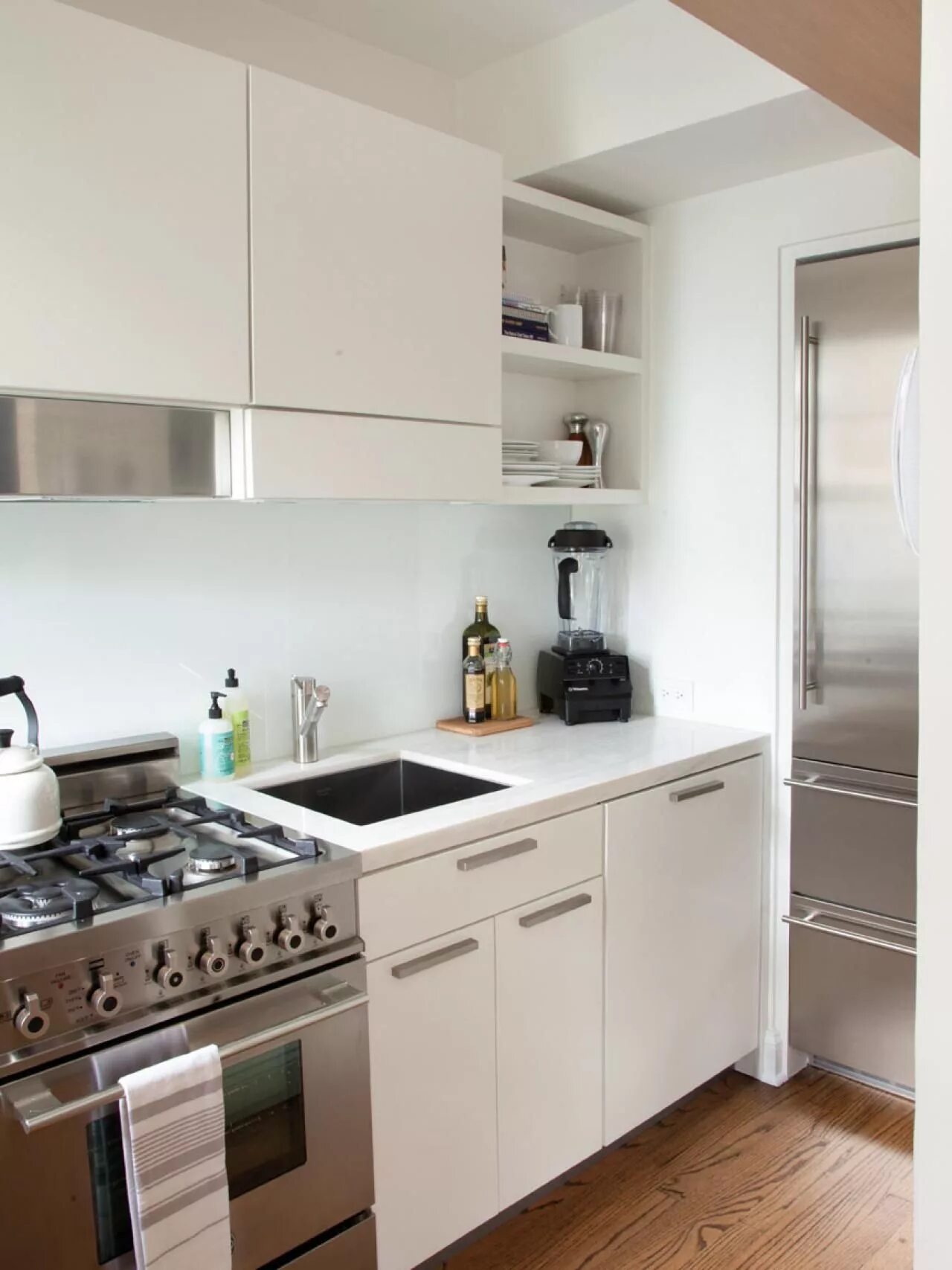 Плита рядом с фото Very Small Kitchen Ideas: Pictures & Tips From HGTV Simple kitchen design, Kitch