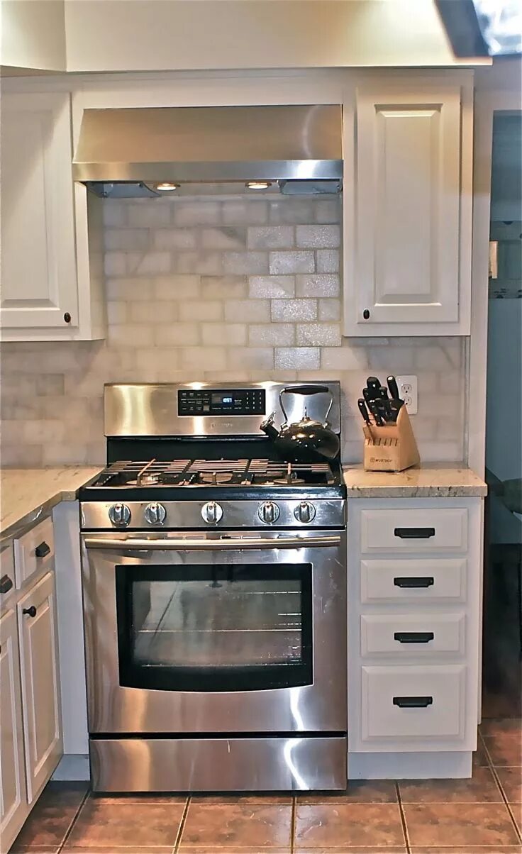 Плита рядом с фото Backsplash Home kitchens, Kitchen remodel small, House essentials