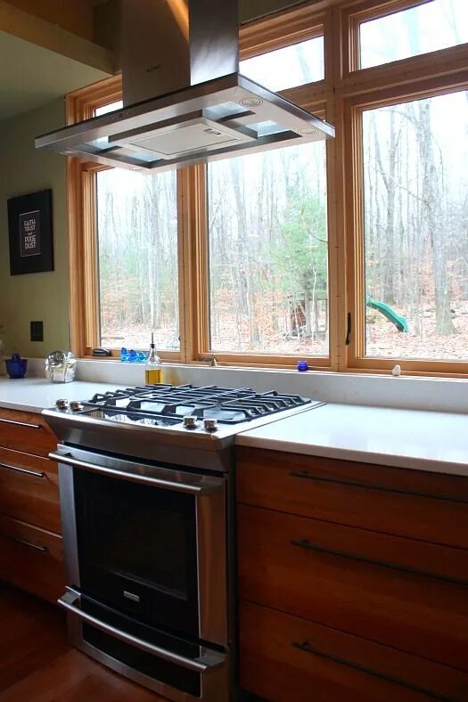Плита у окна фото 10 Readers' Kitchens That AREN'T White Kitchen window design, Wood countertops k