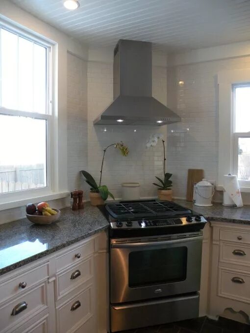 Плита у окна фото I love that the oven/stove is in the corner: a perfectly wasted use of counter s