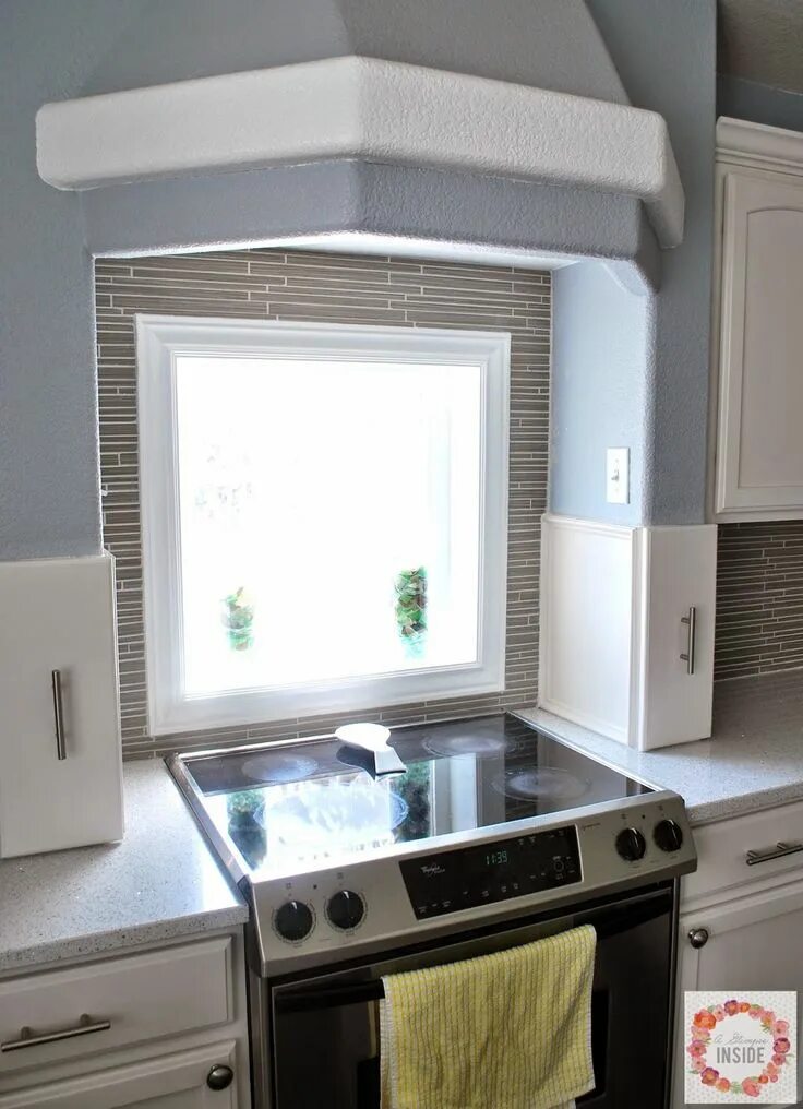 Плита у окна фото Pin by Carole Ling on Shelves/hood over kit windows Diy kitchen remodel, Kitchen
