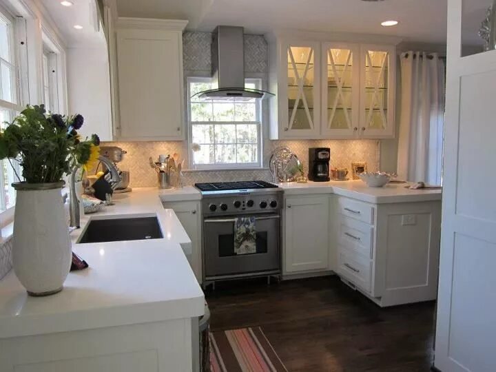 Плита у окна фото thick slab quartz countertop in white. herringbone arabescato mosaic backsplash.