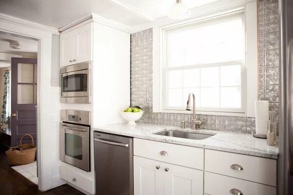 Плита у окна фото Tin backsplash advantages and decorative ideas for a lovely kitchen Metallic bac