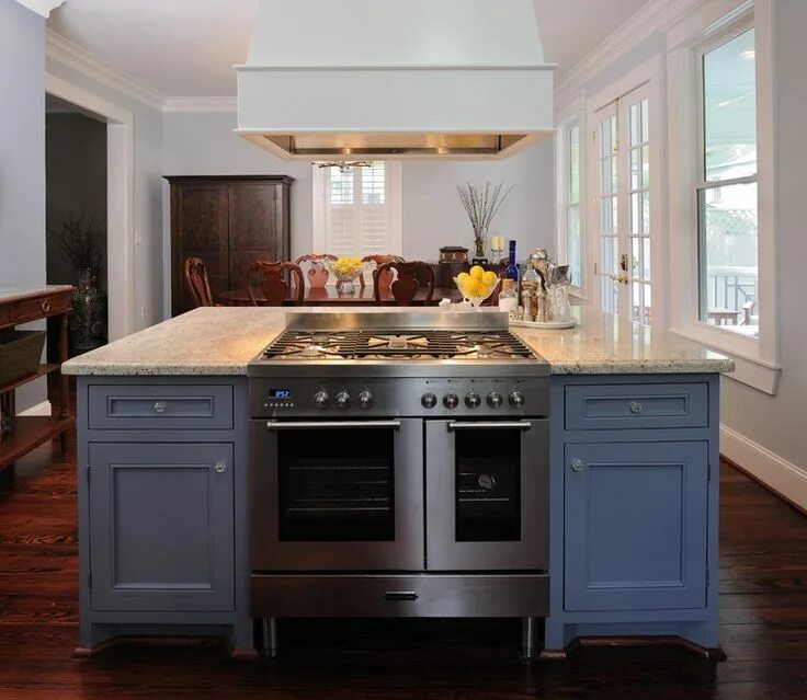Плита в интерьере современной кухни Sherwin-Williams' SW6249 Storm Cloud Kitchen island plans, Kitchen remodel small