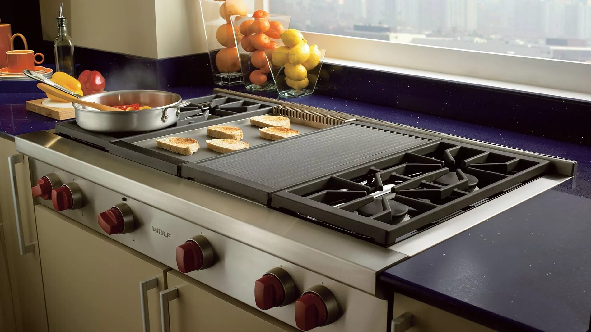 Плита в интерьере современной кухни Range Top Rangetops Sub-Zero & Wolf Appliances Kitchen, Kitchen remodel, Range t