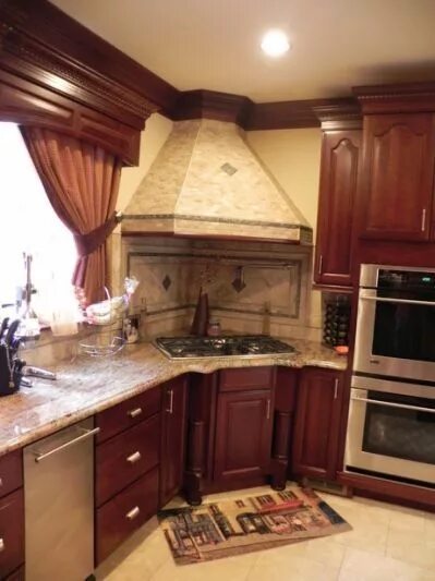 Плита в углу кухни фото I love that the stove is in the Cottage kitchen design, Kitchen remodel, Kitchen