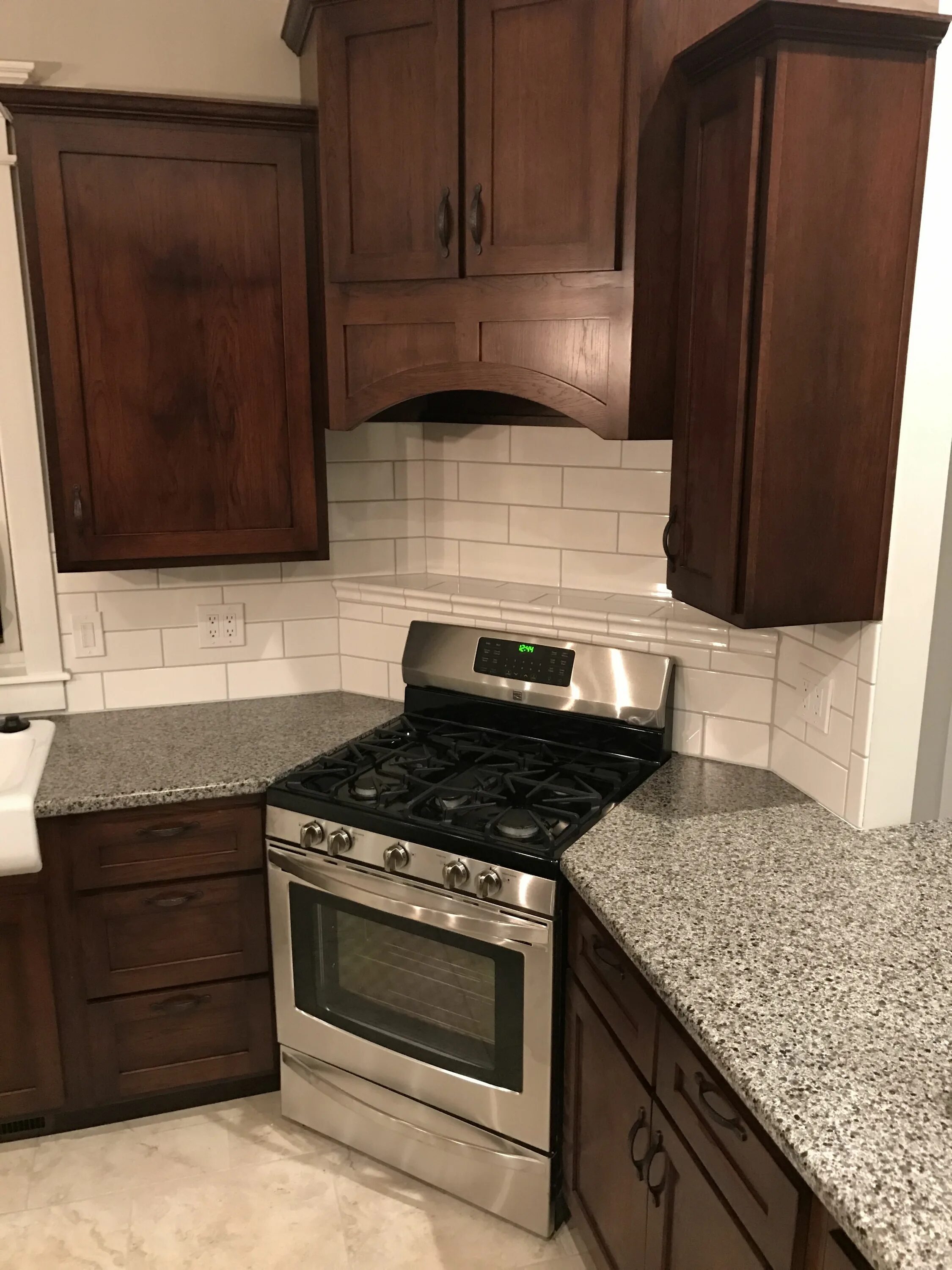 Плита в углу кухни фото Love the way our corner range turned out! The tiled shelf behind was the best "a