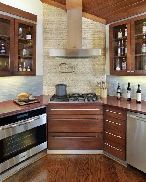 Плита в углу кухни фото Плита в углу кухни Домфронт Interior design kitchen small, Contemporary kitchen,