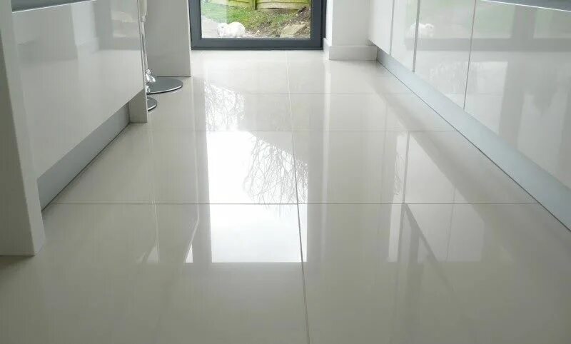 Плитка белая пол фото Make a Statement with Large Floor Tiles Large floor tiles, Tile floor, White til