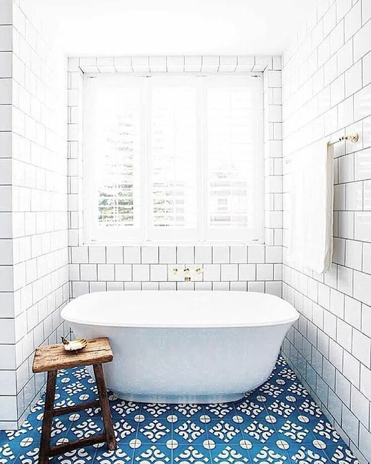 Плитка белая в ванне в интерьере @cosi_home on Instagram: "Relaxar para encarar a semana curta! #cooldecor #cozyd