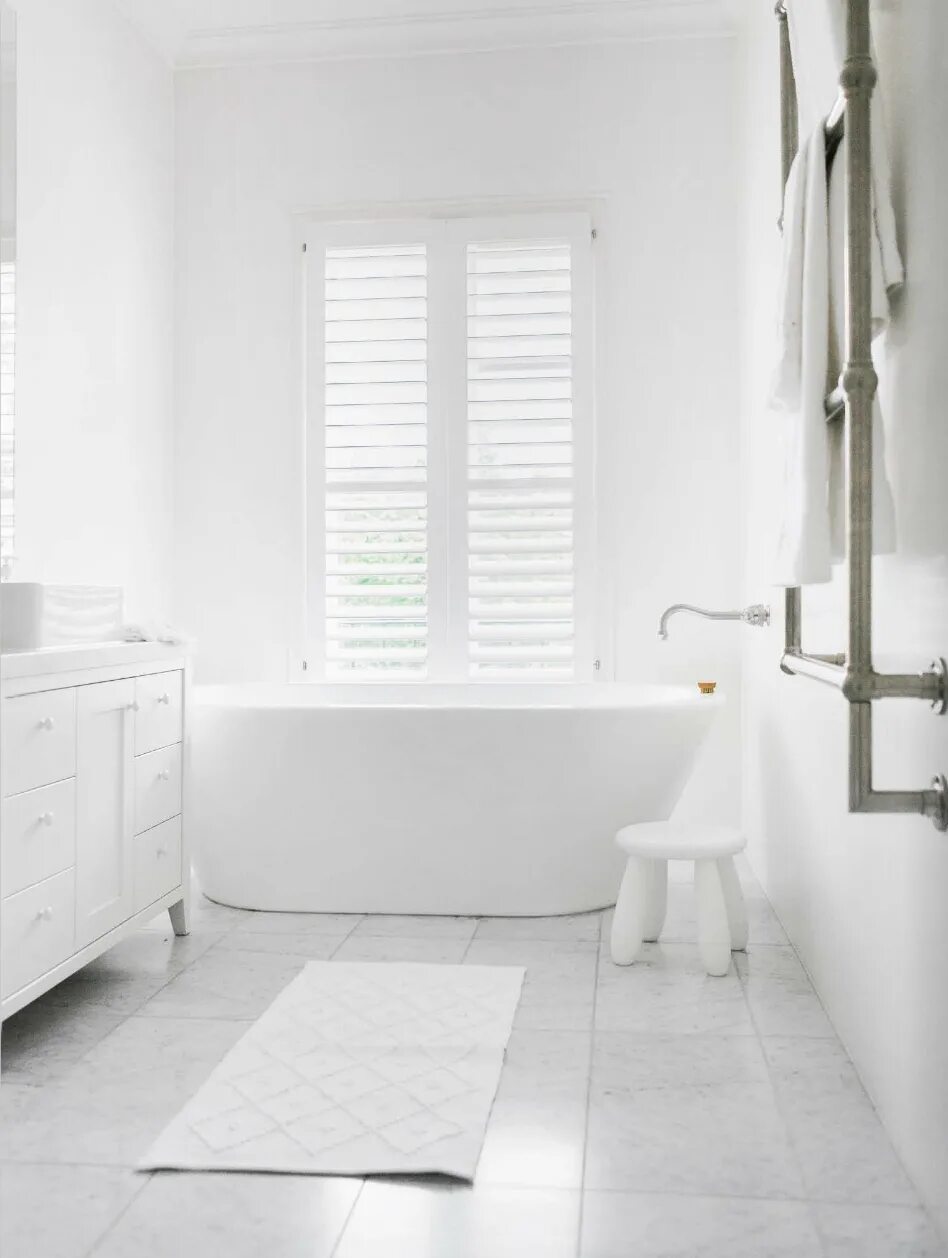 Плитка белая в ванне в интерьере Steve's Blinds & Wallpaper Witte badkamer, Witte badkamer inrichting, Modern bad