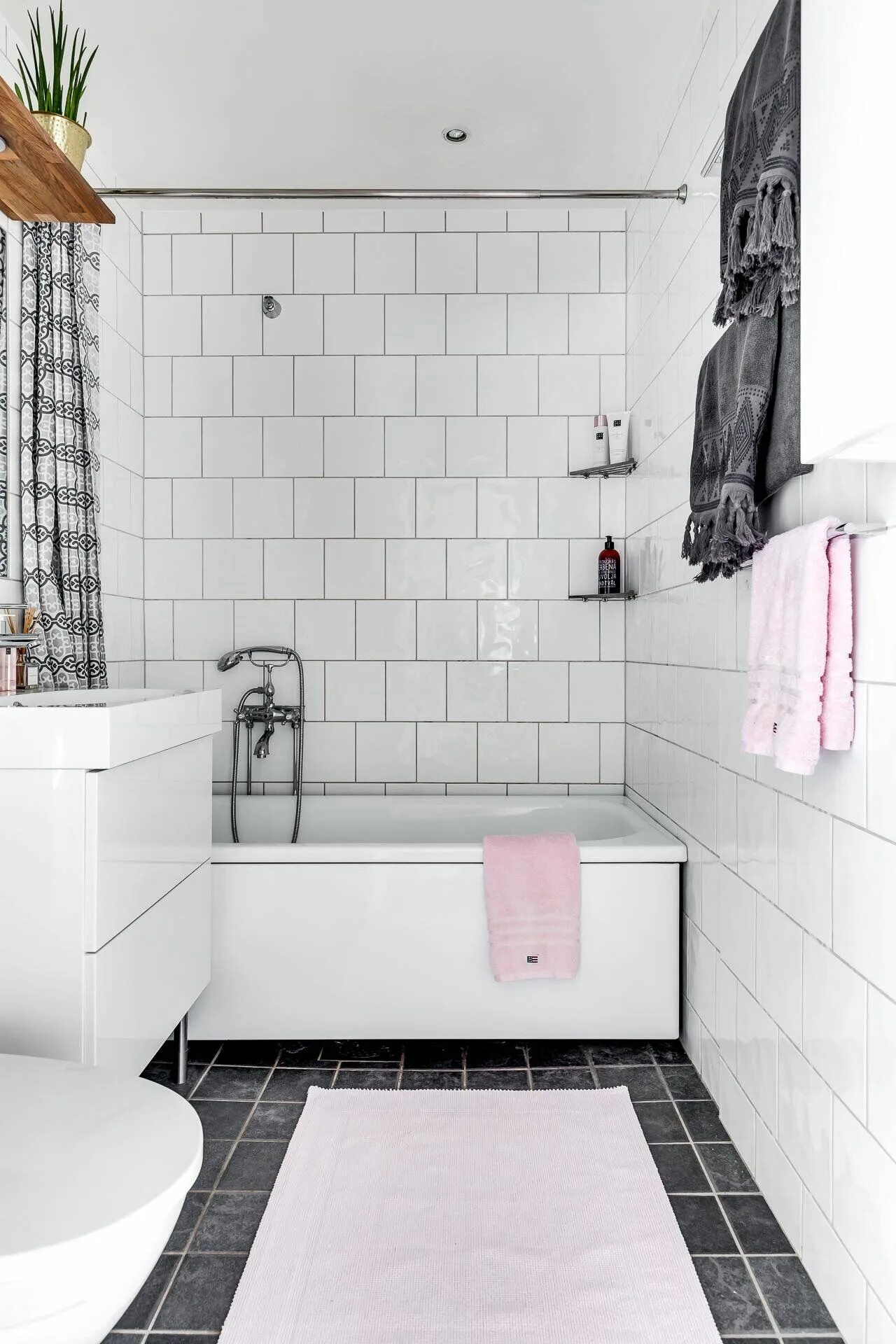 Плитка белая в ванне в интерьере КВАРТИРА 51 кв.м. - DECOR.CLOUD Маленькие белые ванные комнаты, Ванная комната в