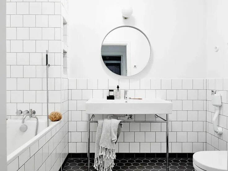 Плитка белая в ванне в интерьере Square Tile is the New Subway Tile and We’re Not Sorry White bathroom tiles, Sma