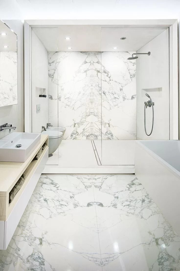 Плитка белый мрамор в интерьере ванной The contemporary bathroom with Stonepeak’s porcelain floor and wall tiles Floorn