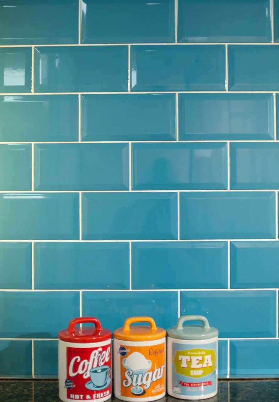 Плитка бирюза и затирка коричневая сочетание фото Gloss Teal Bevelled Edge Metro Tiles Ceramic kitchen tiles, Teal kitchen, Kitche
