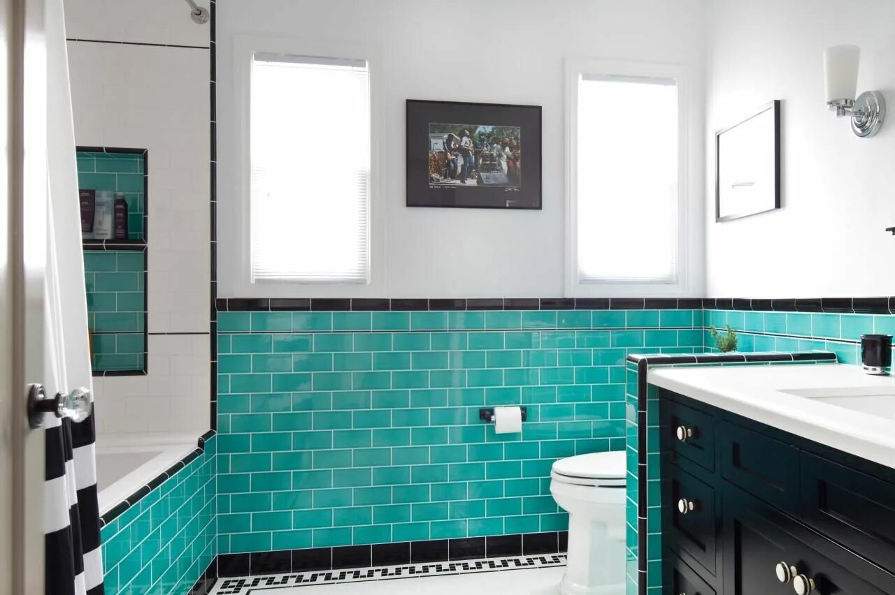 Плитка бирюза и затирка коричневая сочетание фото Vintage Bathroom With Teal Backsplash Vintage bathroom, Teal bathroom, Diy bathr