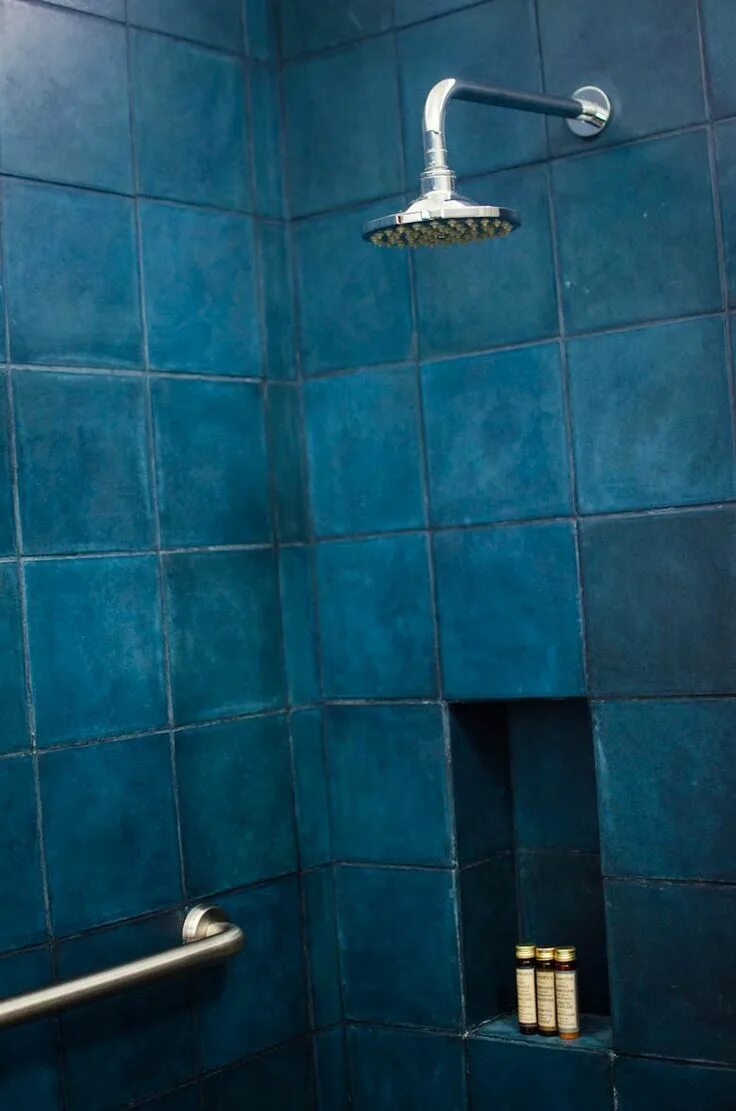 Плитка бирюза и затирка коричневая сочетание фото Indigo Shower: Handmade Tiles and Lavastone Inspiration