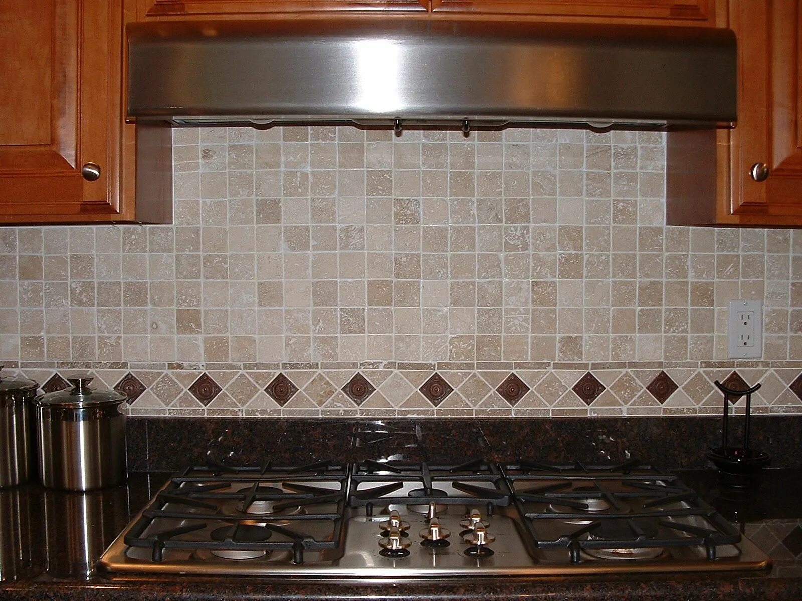 Плитка для фартука на кухне фото Classic Subway Tile Backsplash With Black Fused Stove With Oven Also Wooden . Ki