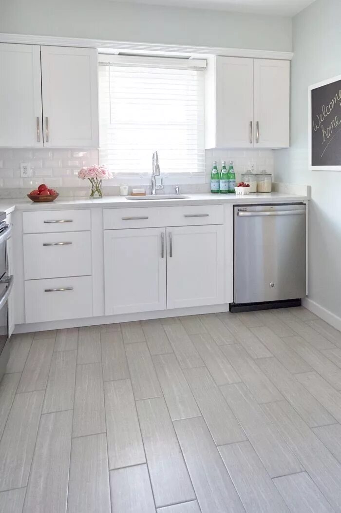Плитка для кухни пола светлая фото минск Budget-friendly makeover: Classic white kitchen in Winter in Paris