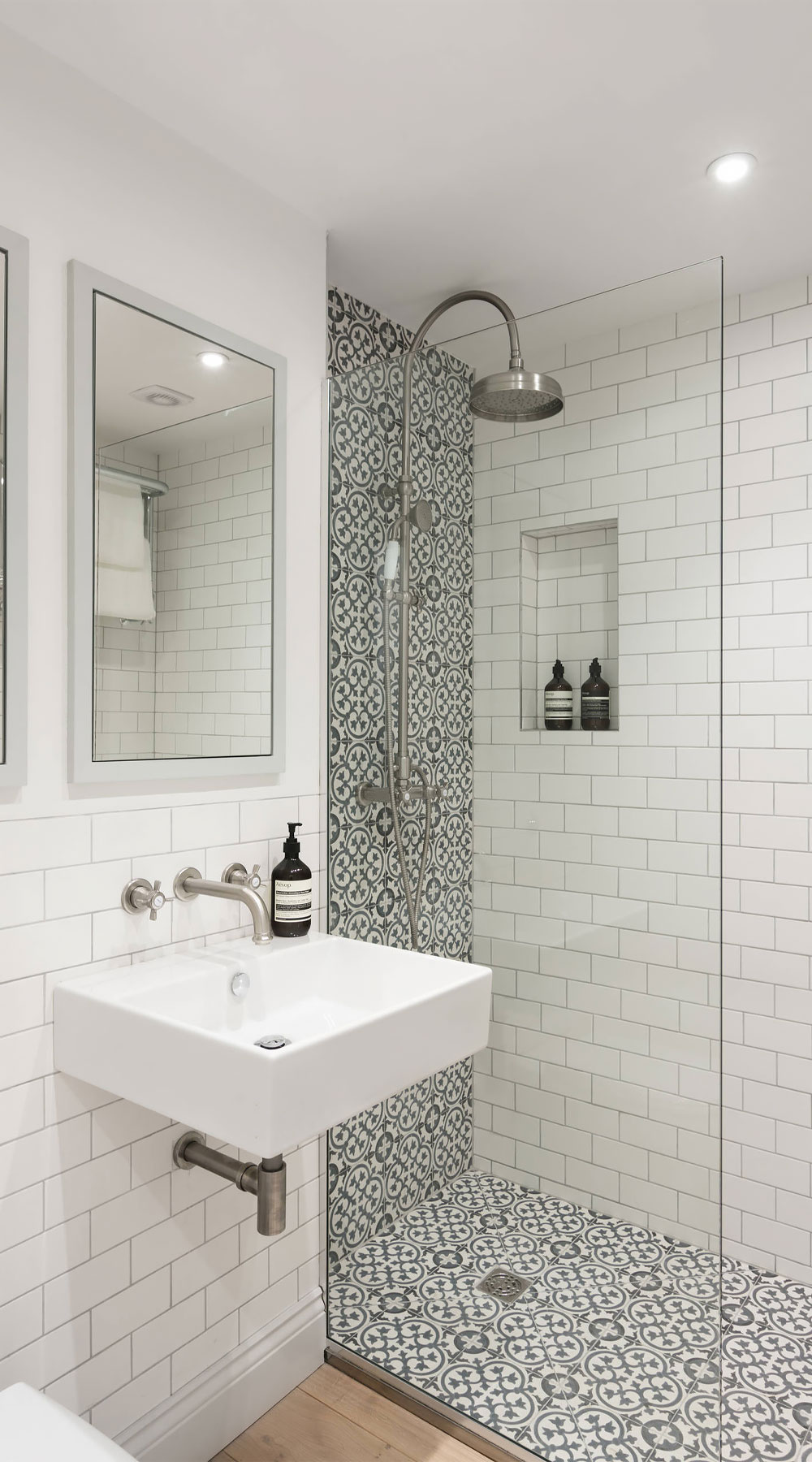 Плитка для маленькой душевой комнаты фото 37 Gray And White BathroomCOOLFRESHTimeless Bathrooms Small bathroom inspiration