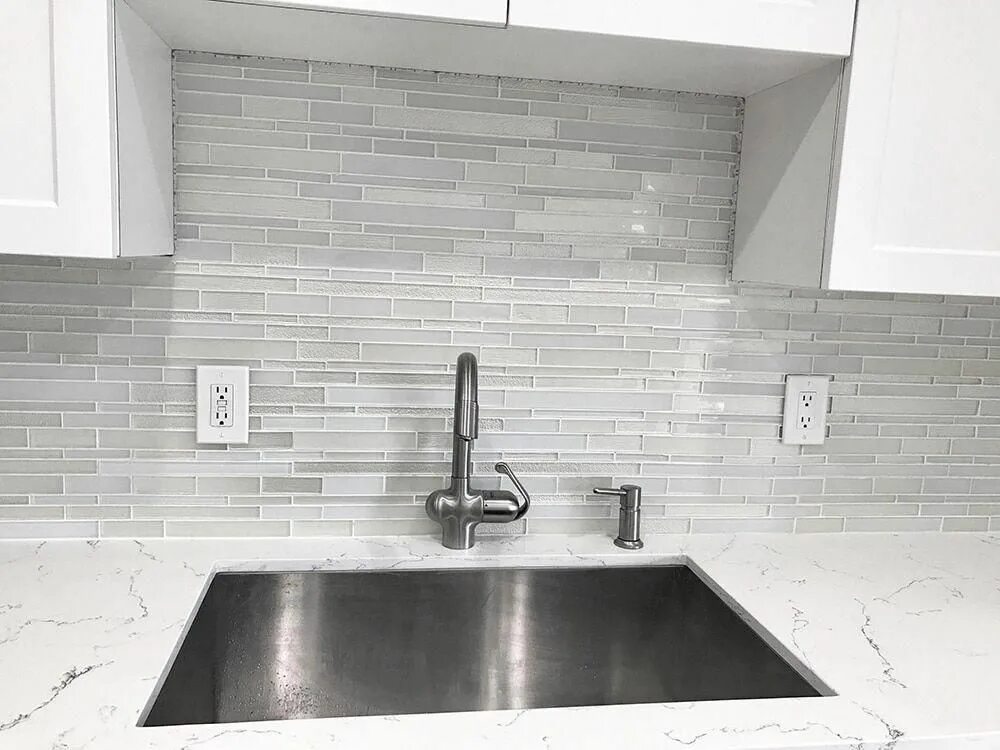 Плитка фартук кухня фото серая кухня Anora Snow White Mosaic Glass Tile in 2019 Kitchen remodel, White kitchen backsp