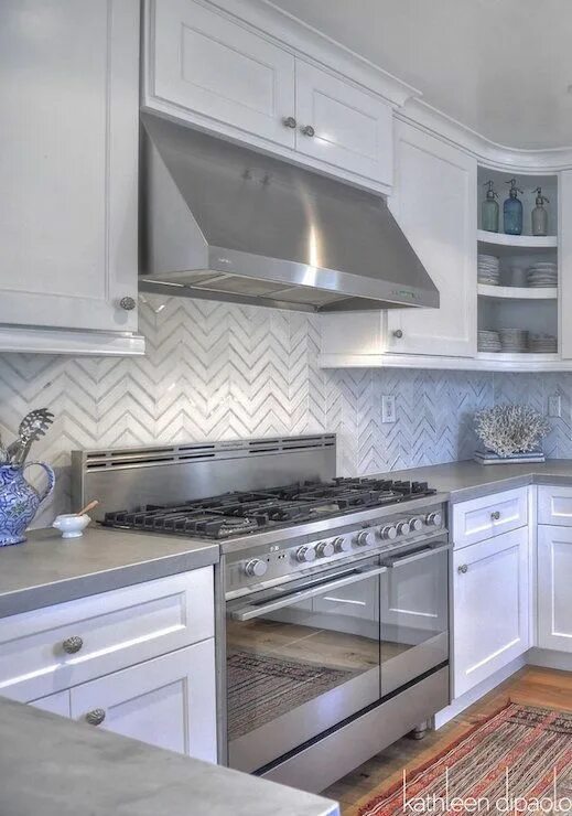 Плитка фартук кухня фото серая кухня The zinc countertops are so chic and modern! They go so well with the stainless 