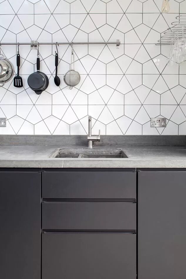 Плитка фартук кухня фото серая кухня 11 types of white kitchen splashback tiles: Add interest with shape over colour 