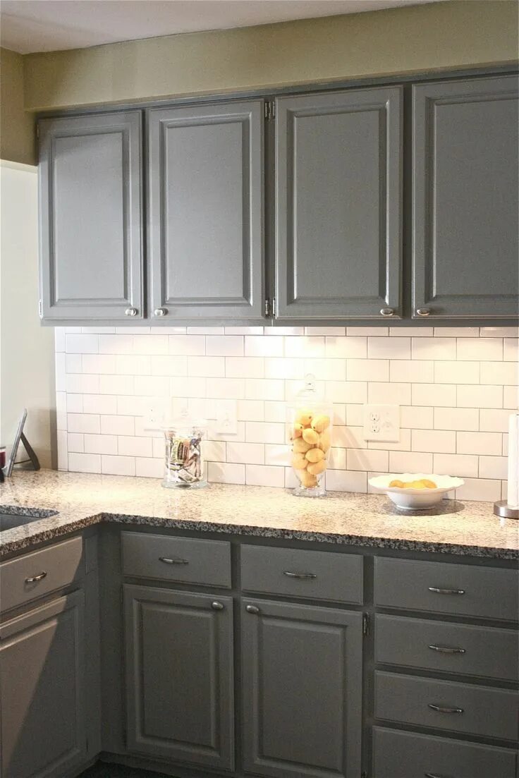 Плитка фартук кухня фото серая кухня Gray cabinets with green/putty walls . . not sure what I think about this combo.