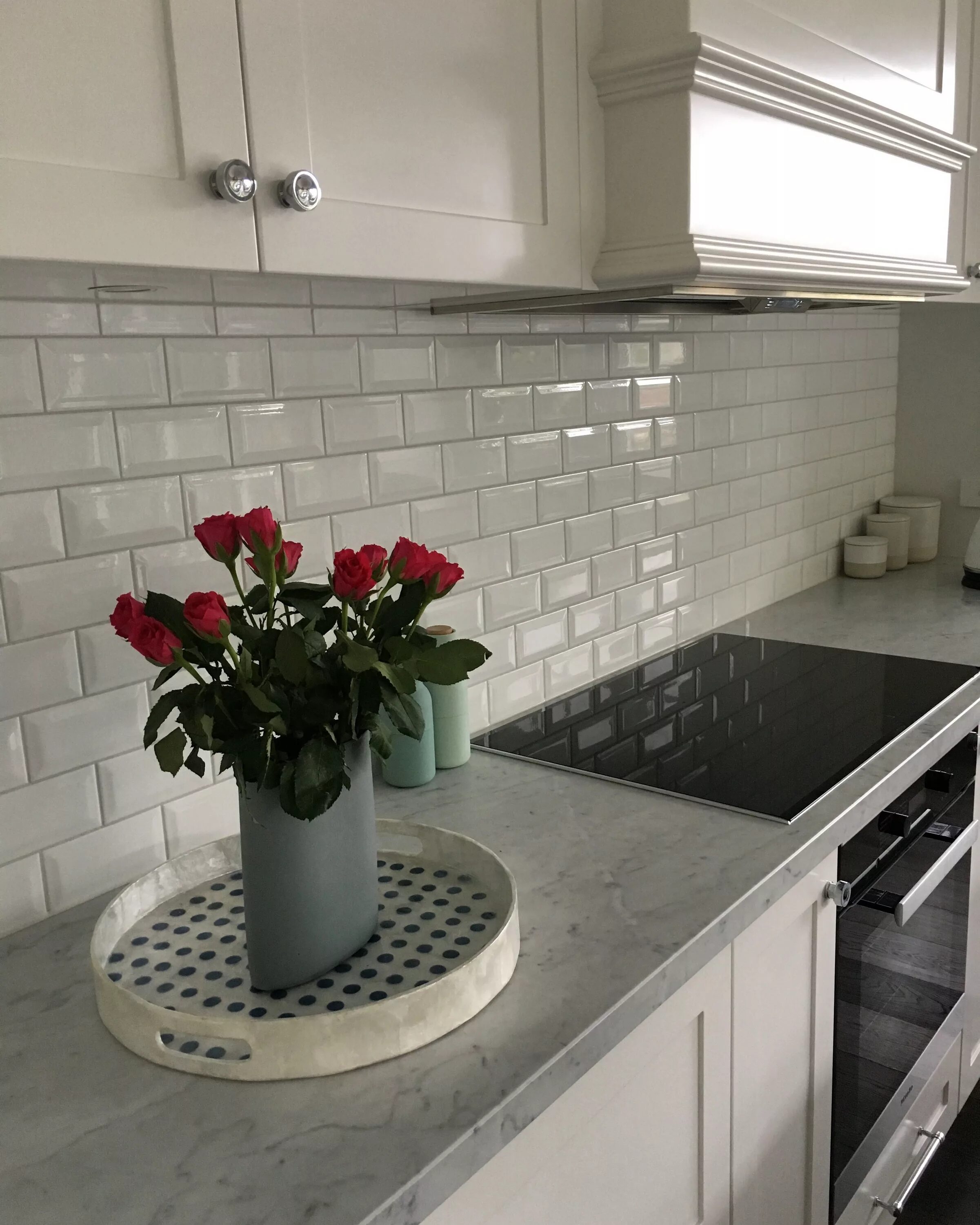 Плитка фартук кухня фото серая кухня Bevelled subway tiles in my classic white and grey kitchen. White subway tile ki