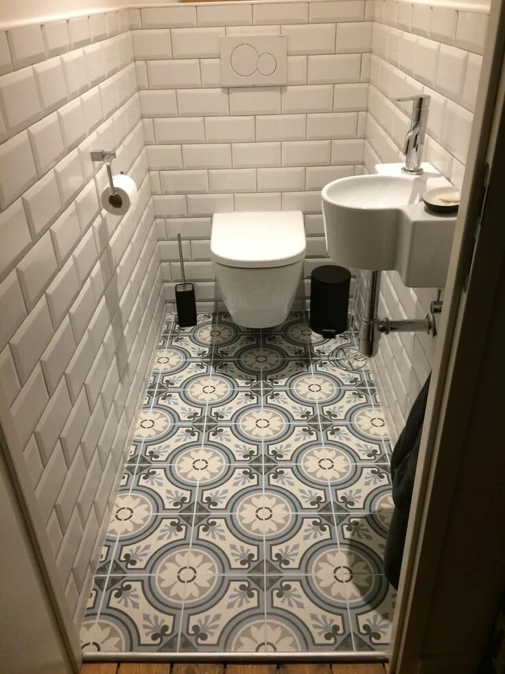 Плитка фото в туалете современном стиле deco wc suspendu avec carreaux de ciment au sol - Recherche Google Small toilet,
