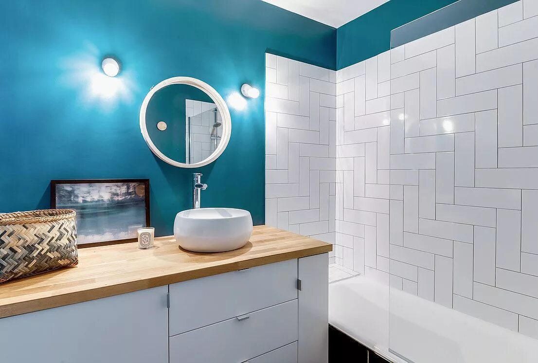 Плитка и краска в ванной фото Transition Interior design architectes d'intérieurs Bathroom mirror with shelf, 