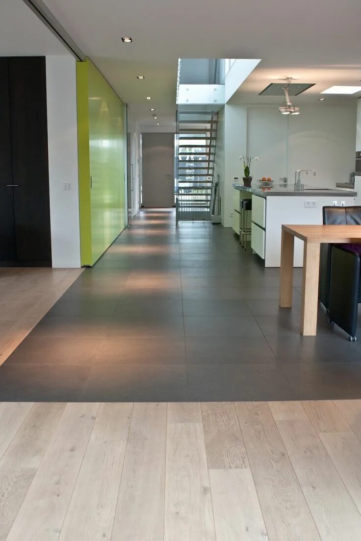 Плитка и ламинат в гостиной фото Vloerovergang Farmhouse flooring, Kitchen flooring, Ceramic wood tile floor