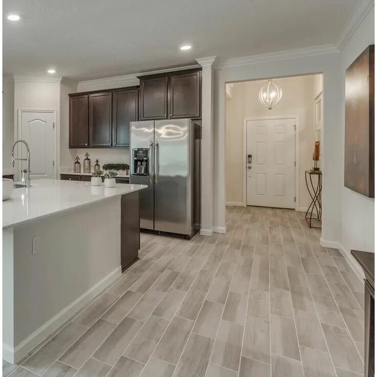 Плитка и ламинат в гостиной фото Floor Tiles & Wall Tiles House flooring, Bathrooms remodel, Wood look tile