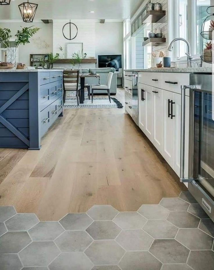 Плитка и ламинат в интерьере фото Best flooring for kitchen, Luxury kitchens, Kitchen floor tile