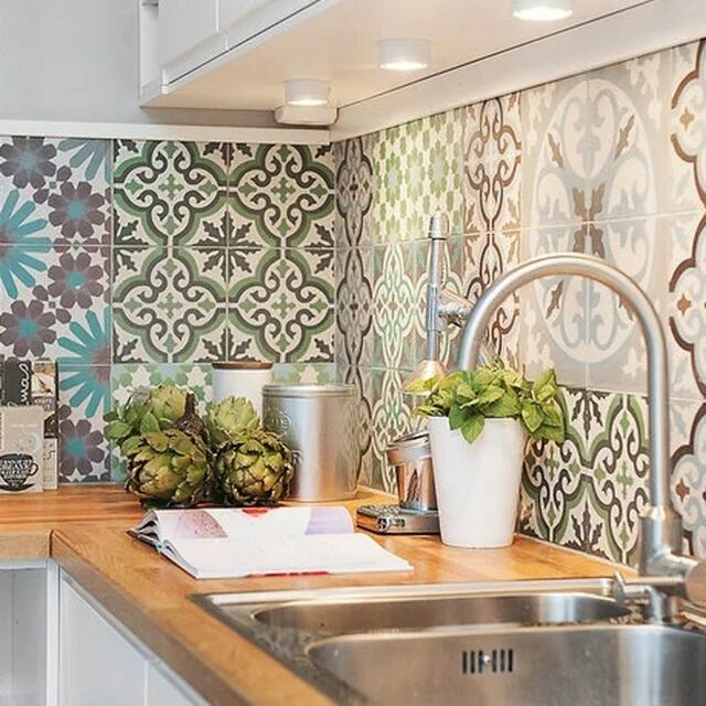 Плитка и обои на кухне фото Pinterest : top 10 des photos déco Küche renovieren, Küche altbau ideen, Küchen 