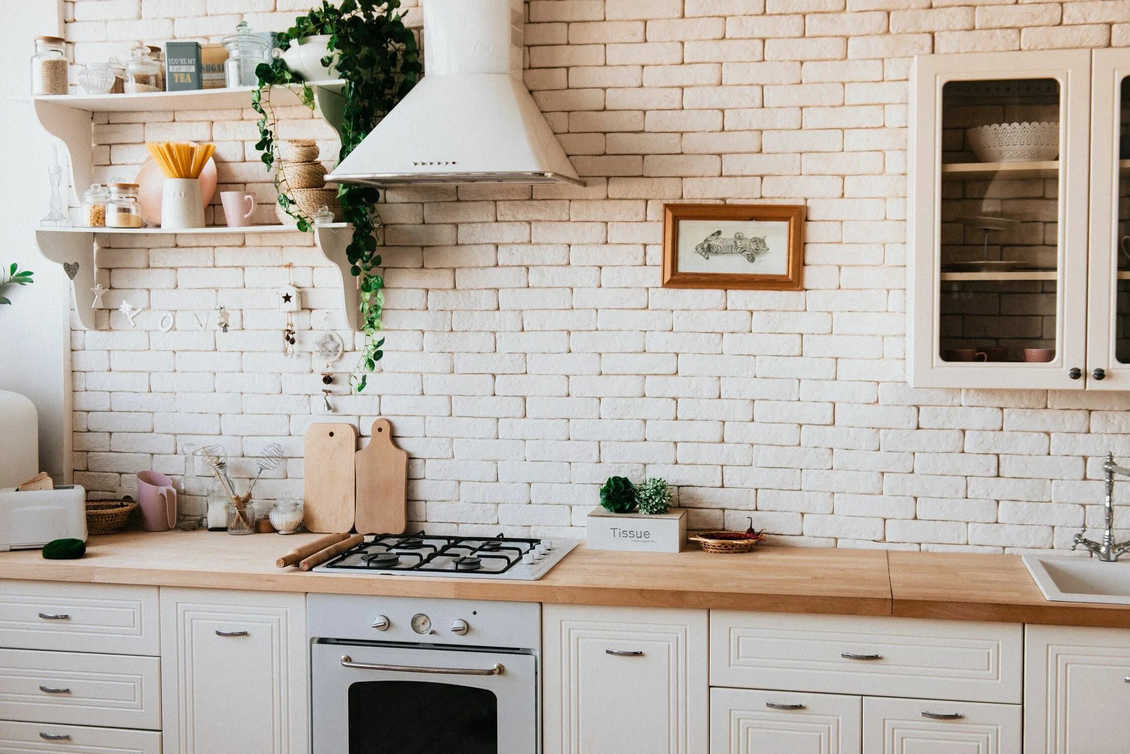 Плитка и обои на кухне фото Kitchen Cabinet Lighting With Custom Linear Strips Kitchen cabinets, Kitchen met