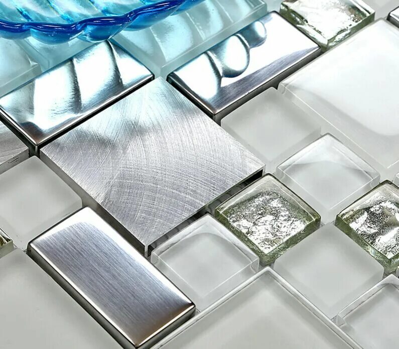 Плитка из стекла фото White Glass Mosaic Kitchen Tiles Wall Brushed Silver Aluminum Chrome M Glass bac