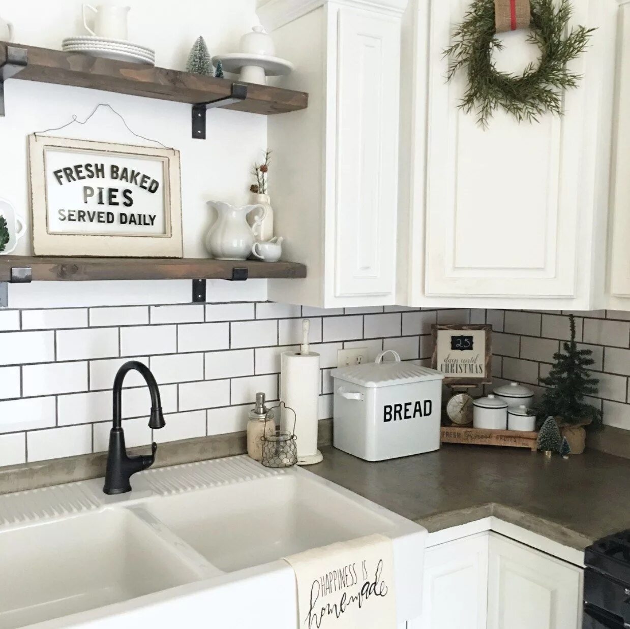 Плитка кабанчик в интерьере кухни фото Farmhouse winter kitchen Farmhouse kitchen design, Kitchen backsplash designs, F