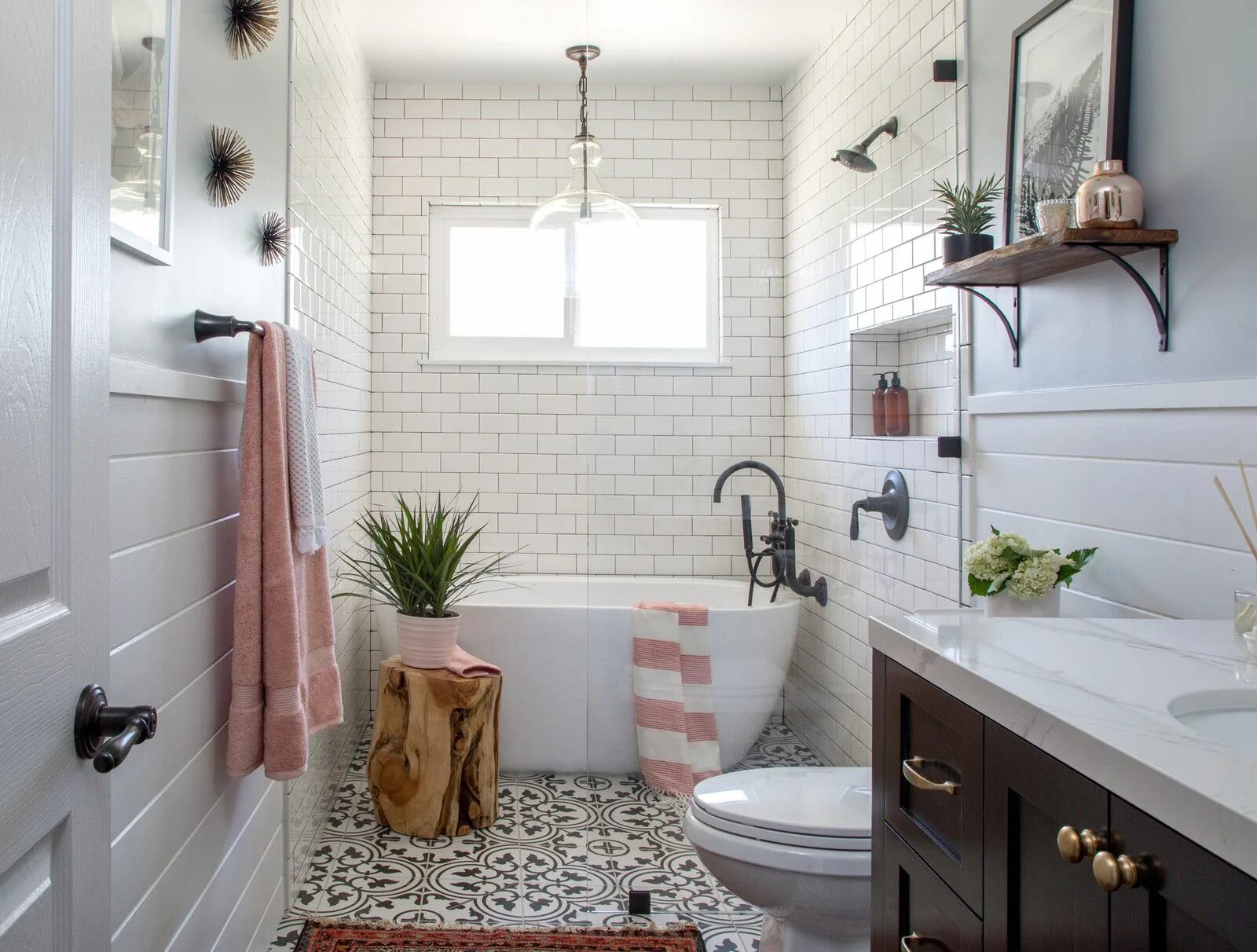Плитка кабанчик в интерьере ванной Mid-sized country 3/4 white tile and subway tile cement tile floor and black flo
