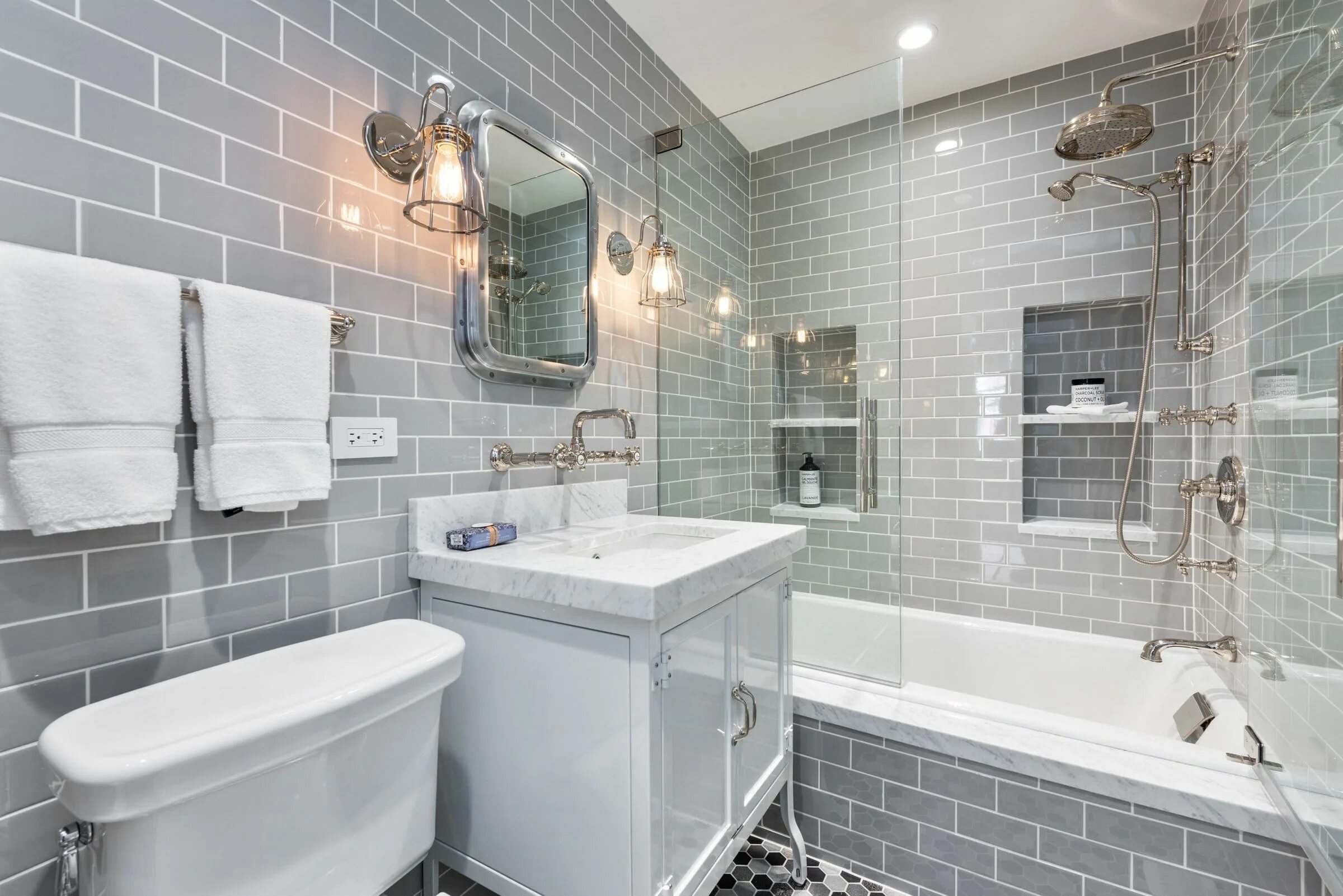 Плитка кабанчик в интерьере ванной фото subway tile + wall-mounted faucet Small bathroom remodel, Interior design portfo