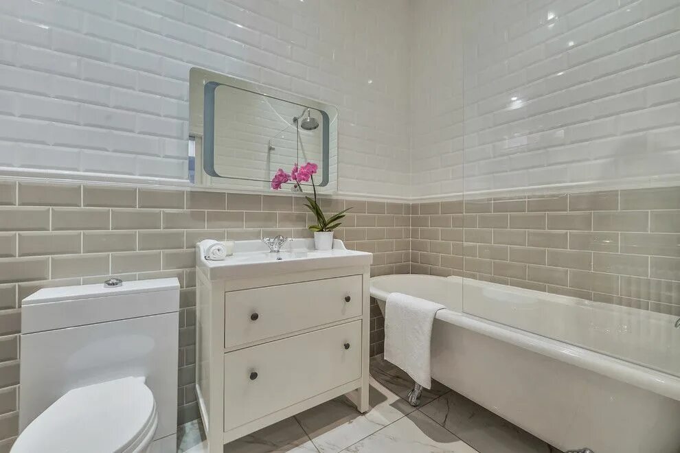 Плитка кабанчик в интерьере ванной фото two tone tiles with freest anding bath bathroom transitional and cotton bath tow
